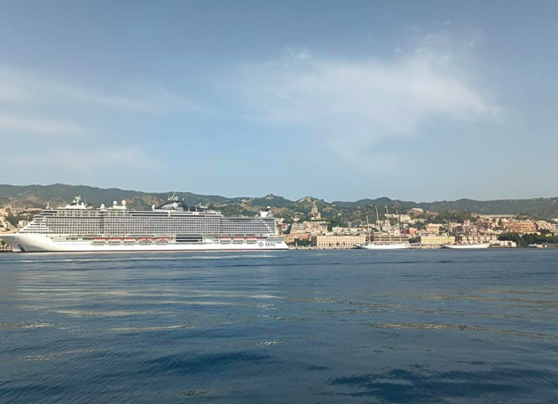 Messina, dopo la โlupaโ nello Stretto tornano le navi da crociera: migliaia di turisti in cittร