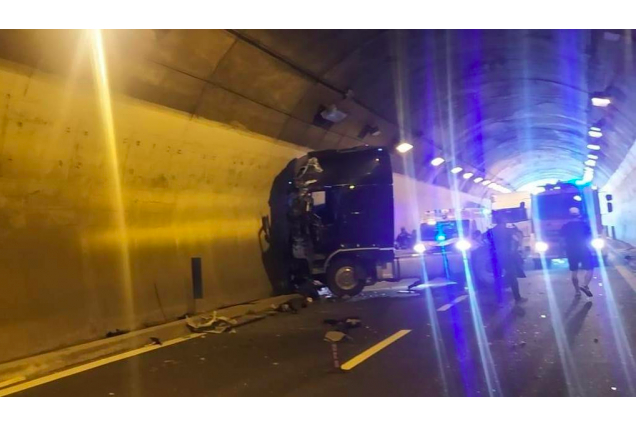 Messina, grave incidente sulla A18: motrice si schianta in galleria, traffico paralizzato