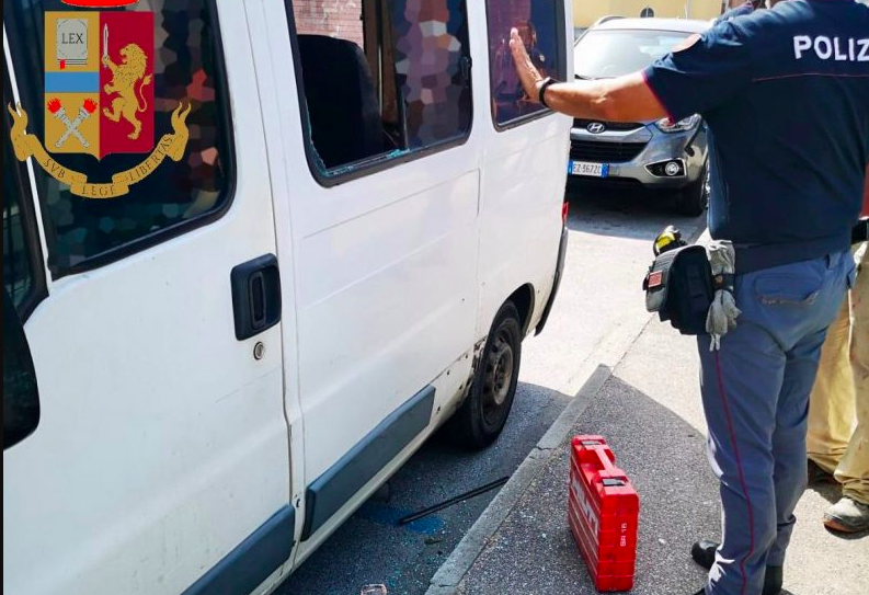 Messina, rompe il vetro di un furgone rubando gli attrezzi da lavoro: il proprietario del mezzo lo vede e lo blocca ma viene aggredito dal malvivente