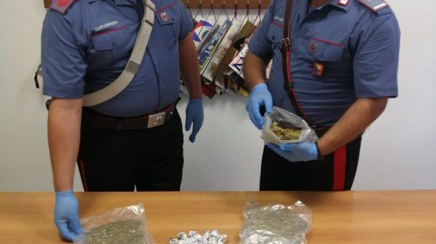 Terme Vigliatore, teneva droga e soldi nascosti nell’armadio: 24enne in manette