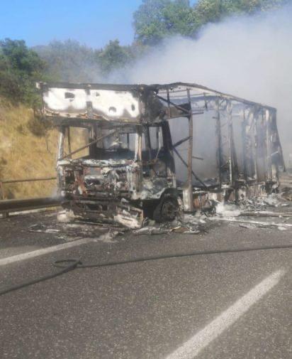 Autostrada A-20, paura per un camion in fiamme: corse di auto e gente in fuga
