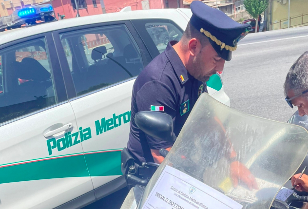 Messina: passa col semaforo rosso ed รจ senza assicurazione, beccato dalla Polizia Metropolitana