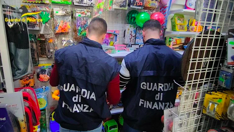 Catania, sequestrati 30mila articoli contraffatti tra giocattoli, materiale elettronico e fasce per concerti