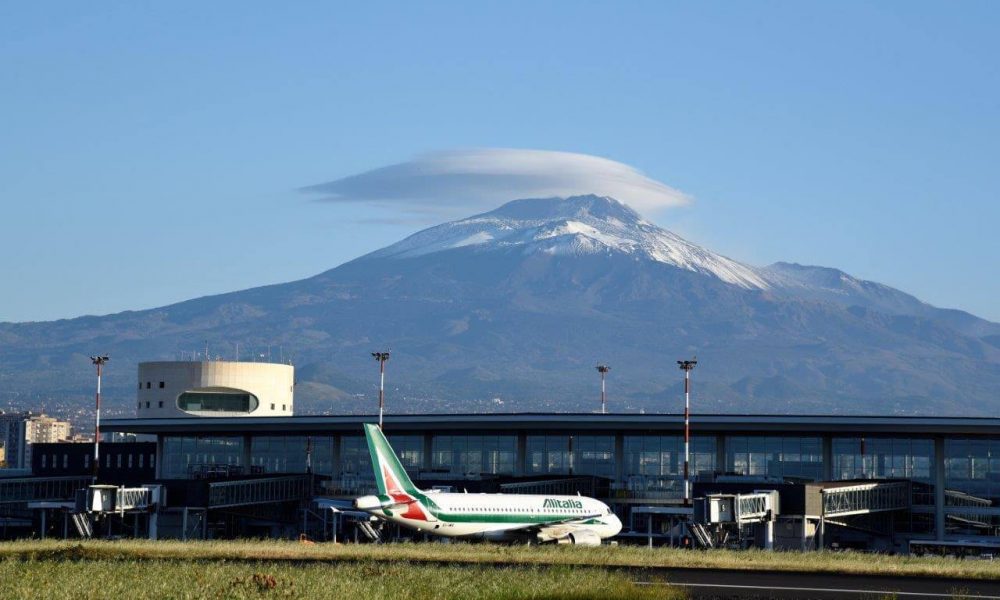 Etna in eruzione, riaperto l’aeroporto di Catania: ripartono gli arrivi, diversi voli dirottati