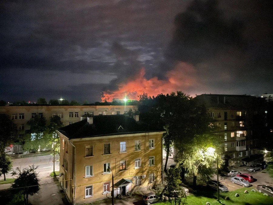 Guerra in Ucraina, due morti e un ferito a Kiev: In Russia a fuoco l’aeroporto di Pskov (VIDEO)