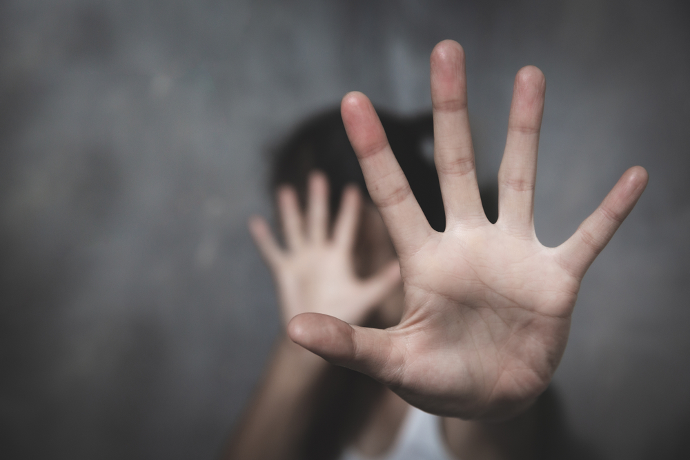 Orrore a Palermo, coppia arrestata per abusi sessuali ai danni dei figli: la denuncia al Telefono Azzurro