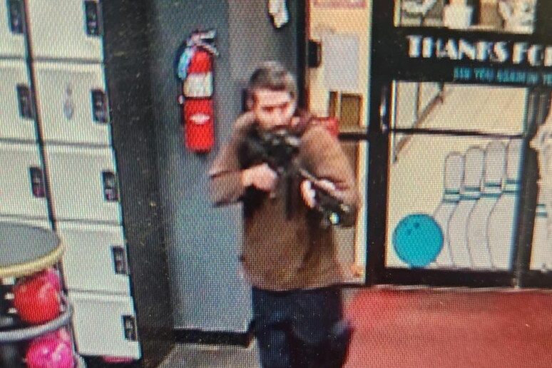 Usa, sparatoria nel Maine con almeno 22 vittime: Fbi a caccia dell’uomo