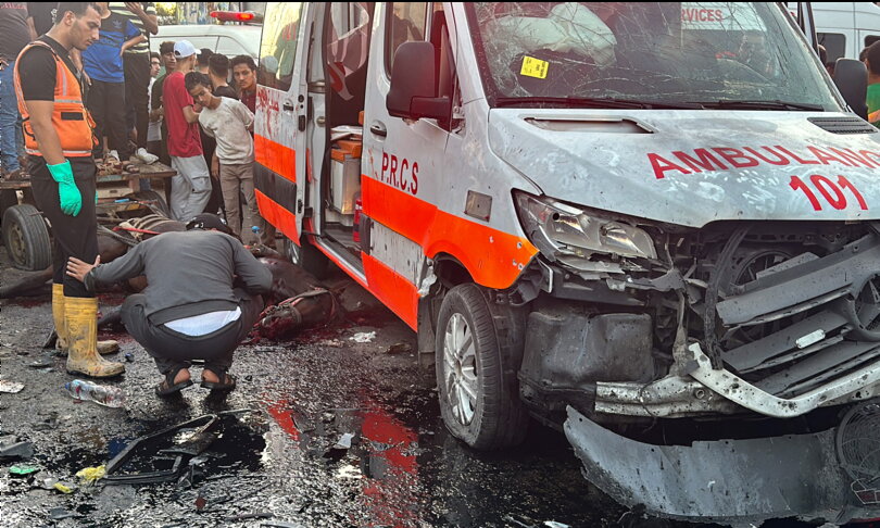 Guerra in Medio Oriente, proseguono i bombardamenti su Gaza: Colpito un convoglio di ambulanze