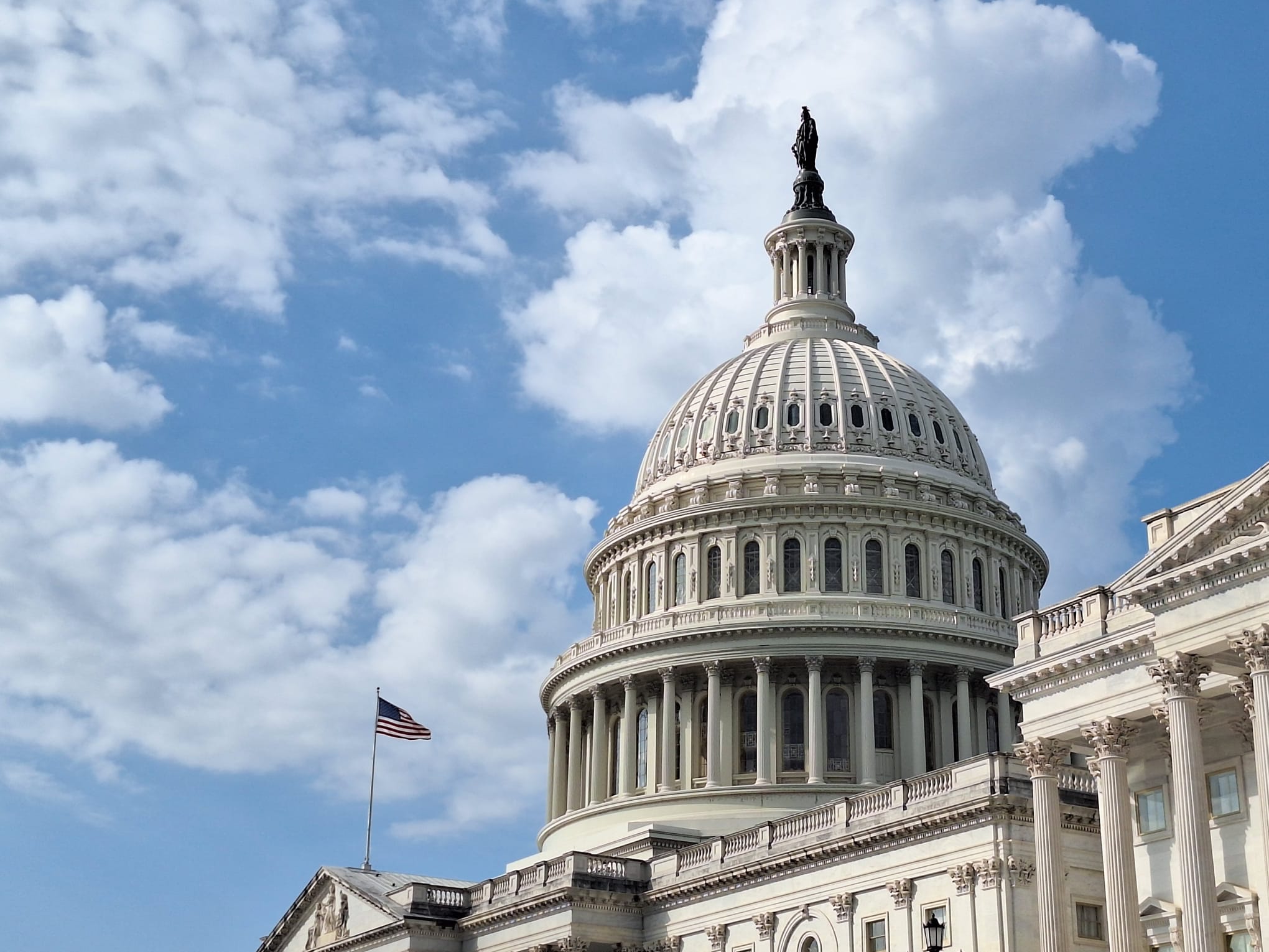 Shutdown negli USA, Trump minaccia tagli massicci ai lavoratori federali e blocca miliardi di fondi negli Stati democratici