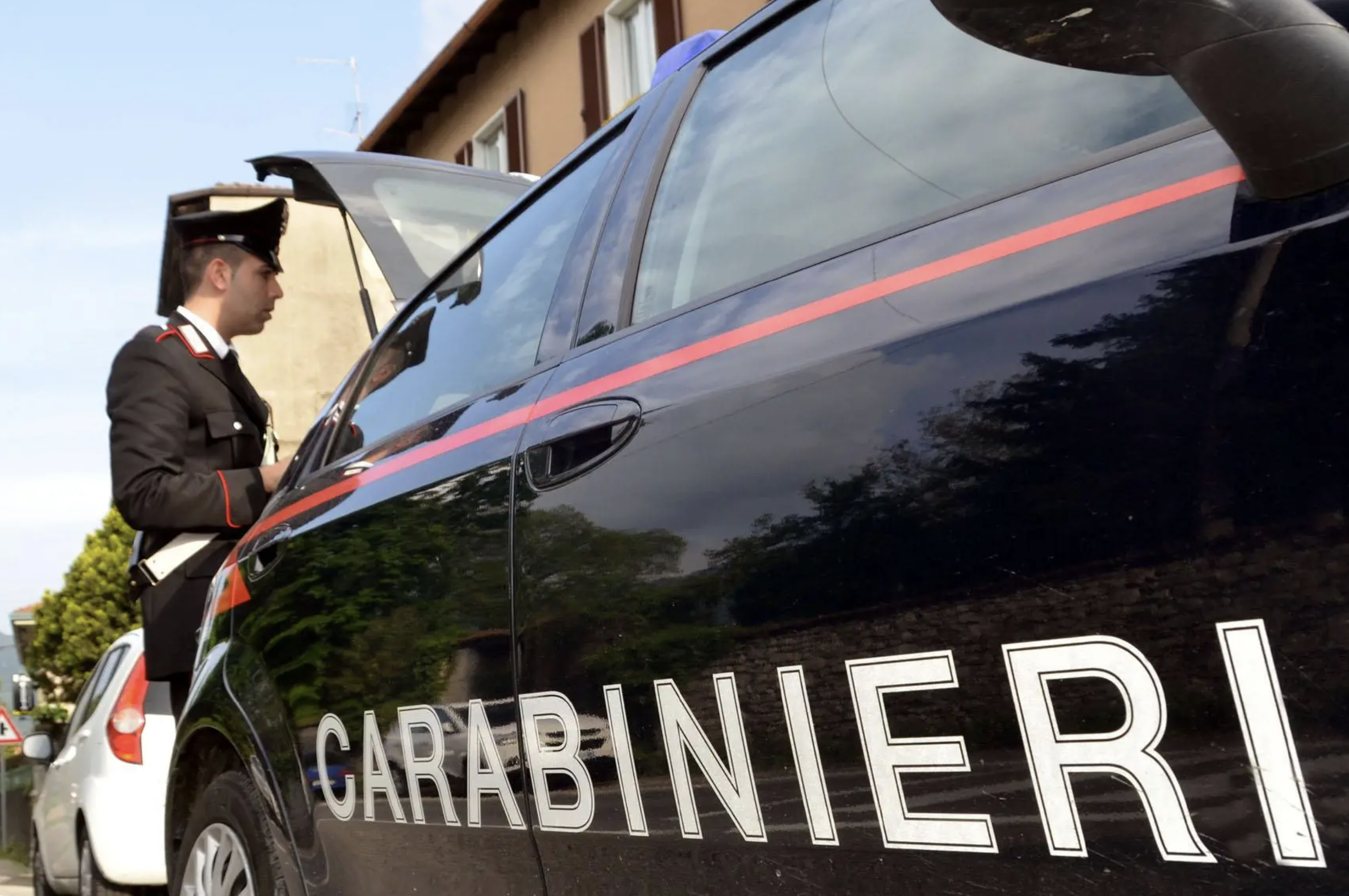 Catania, donna ruba il portafogli a un pensionato e lo ricatta: 50 euro per la restituzione, denunciata dai carabinieri