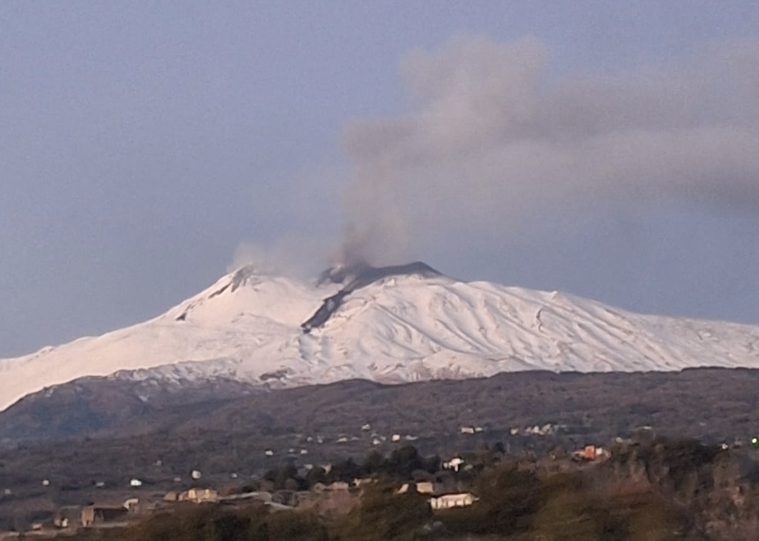 Etna, campo lavico ancora attivo in Valle del Bove: nuovi flussi e monitoraggio costante dell’INGV