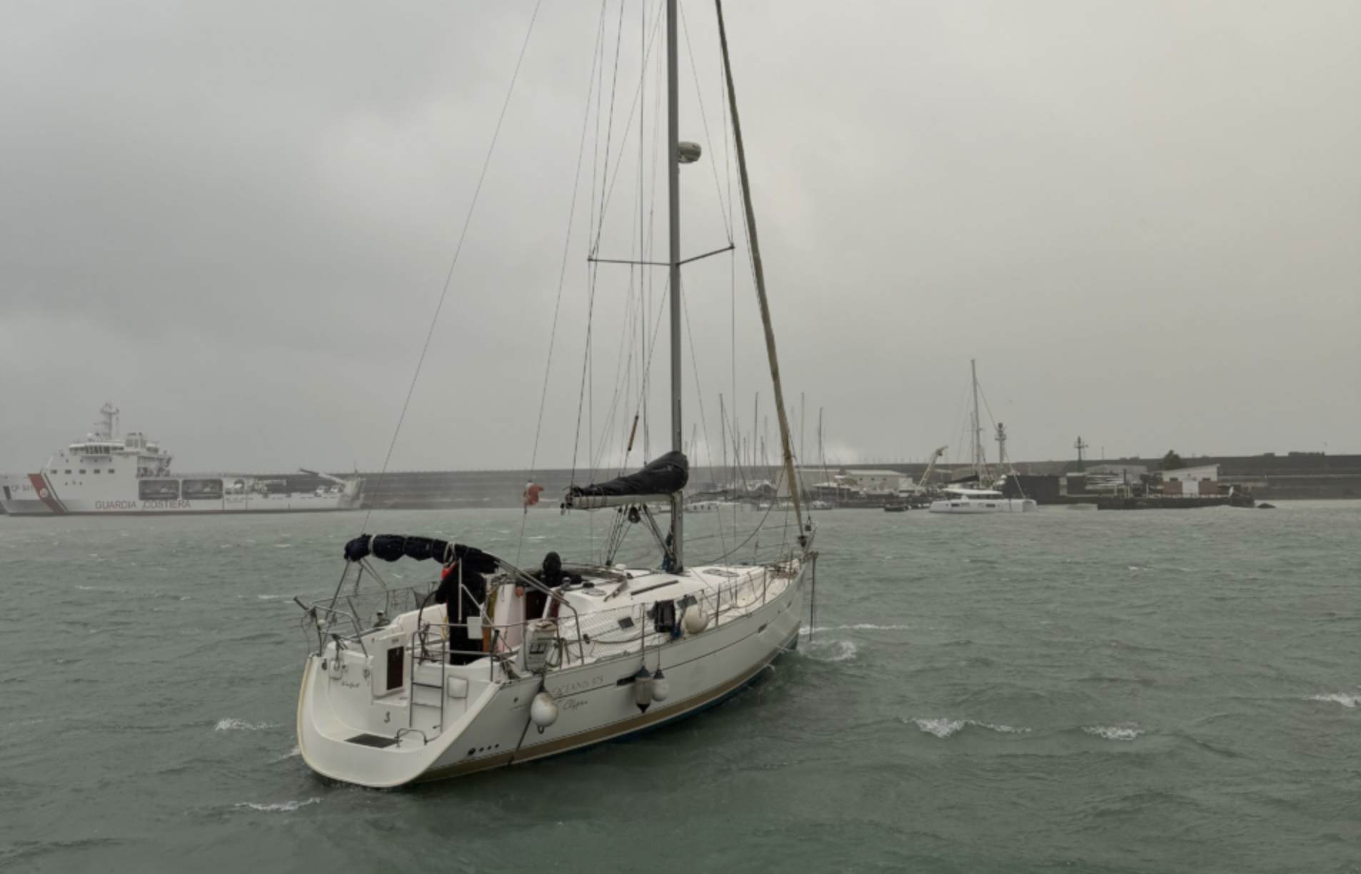 Catania, padre e figlio alla deriva salvati dalla Guardia Costiera mentre cercavano di mettere in sicurezza la barca a vela durante il ciclone Harry