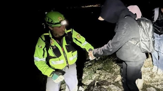 Messina, 19 studenti dispersi sui Monti Peloritani salvati all’alba: maxi intervento del Soccorso Alpino
