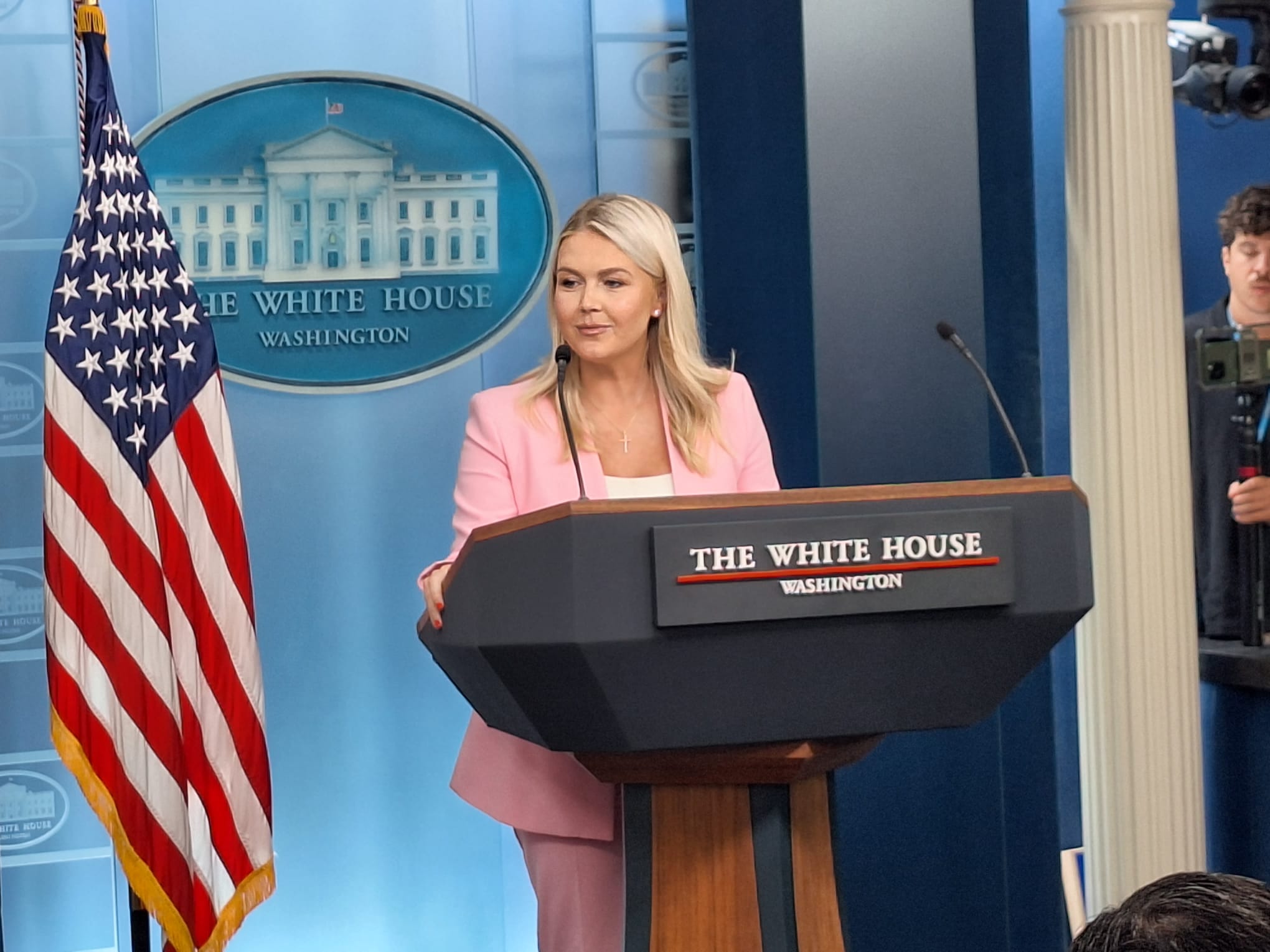 Karoline Leavitt lascia la Casa Bianca: Trump annuncia l’addio della portavoce a fine agosto