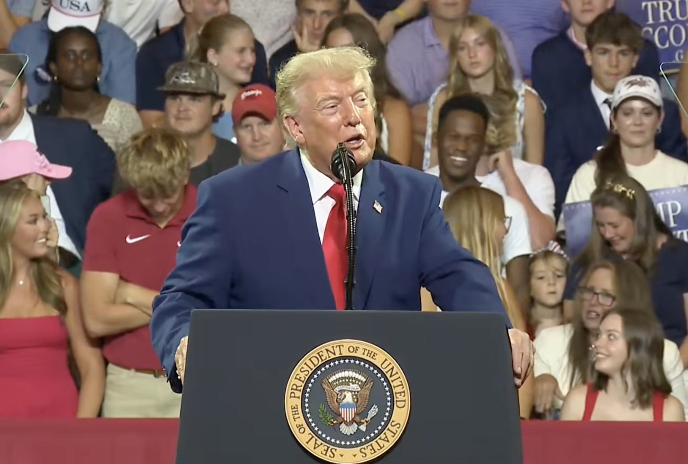 Trump rende omaggio ai quattro soldati Usa caduti in Medio Oriente e rilancia la sfida all’Iran: “Non avranno mai l’arma nucleare”