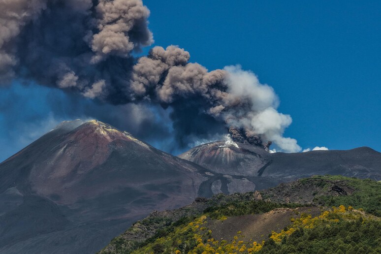 Etna in eruzione, continua lโattivitร effusiva: Catania sotto la cenere, aeroporto di Fontanarossa ancora chiuso