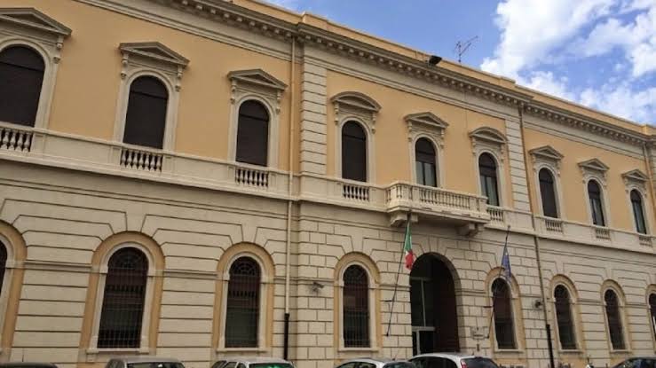 Rivolta nel carcere di Piazza Lanza a Catania, maxi rissa tra detenuti: cinque agenti feriti e allarme sicurezza