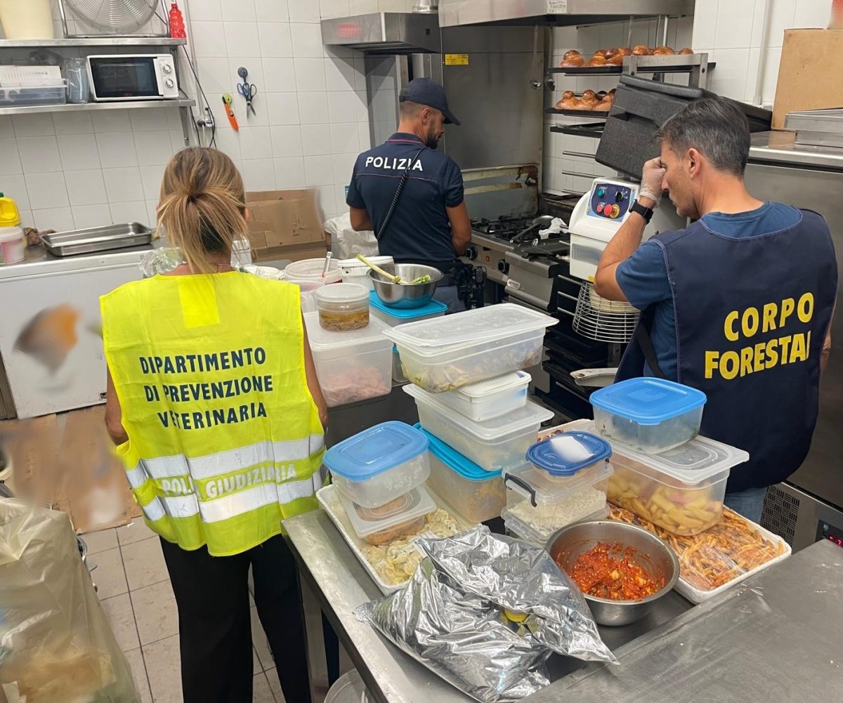 Catania, controlli in unโattivitร commerciale: sequestrati 210 chili di alimenti